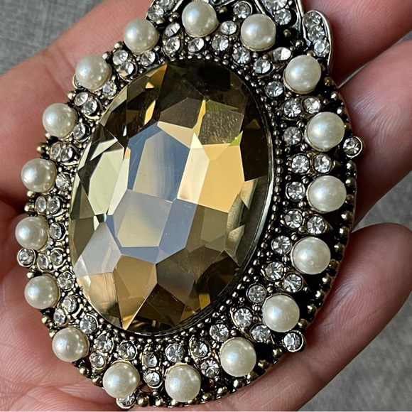 CHARMING CHARLIE | Vintage | Large Rhinestone Pendant Faux Seed Pearls Necklace - Picture 3 of 13